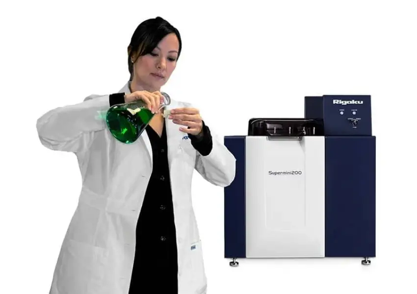 Supermini200-with-scientist